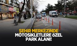 Şehir merkezinde motosikletler için düzenli park alanları