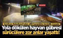 Yola dökülen hayvan gübresi sürücülere zor anlar yaşattı! Belediye ekipleri gece karanlığında temizlik yaptı