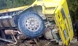 Bolu'da lastiği patlayan hafriyat kamyonu devrildi: 1 yaralı