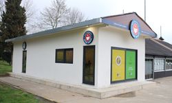 Sakarya’da öğrenciler çamaşırları yıkanırken kitap okuyor