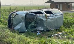 Hafif ticari araç takla attı