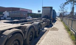 İki tırın arasında feci ölüm