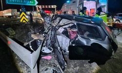 TEM'de bariyere çarpan otomobil parçalandı: 2 ağır yaralı