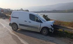 Pamukova yolunda iki otomobil kafa kafaya çarpıştı: 1 yaralı