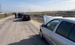 Yol üzerindeki kalas parçası kazaya sebep oldu, 2 yaralı