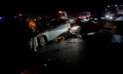 Bayram dönüşü trafiğinde zincirleme kaza: 5 araç birbirine girdi