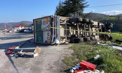 Çay yüklü tır kaza yaptı
