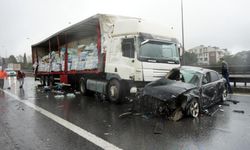 TEM'de 6 araç birbirine girdi: Tırda yüklü sular yola saçıldı