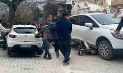 Pamukova'da 40 yıllık binanın yıkımında ilginç müdahale! Park halindeki araç trans palet ile taşındı