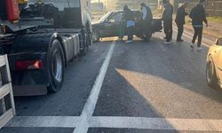 Akyazı Kuzuluk ışıklarında TIR ile otomobil çarpıştı