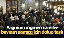 Yağmura rağmen camiler bayram namazı için dolup taştı