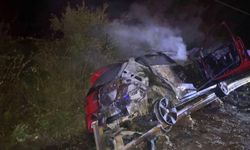 Alkollü sürücü bariyerlere çarptı, araç yandı