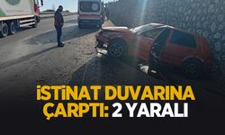 Otomobil duvara çarptı: 2 yaralı