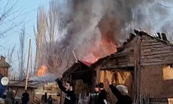 İki katlı ahşap ev ve ahır alev alev yandı