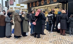 Kuyumcularda kuyruk oluştu