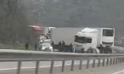 D-650’de TIR makasladı: Geyve yolu trafiğe kapandı