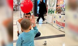 İHH’dan bayram etkinliği: Şekerler oyuncak araçla dağıtıldı