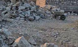 Karasu Belediyesi sahildeki binalarla ilgili durdurma kararı ve yetki iptaline rağmen bildiğini okumuş