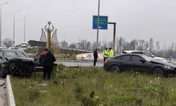 Kavşakta çarpışan iki araç orta refüje savruldu