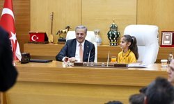 Başkan Alemdar makamını minik öğrenciye devretti