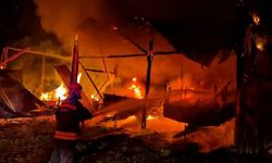 Yıldırım düştü: Samanlık ve traktör yandı