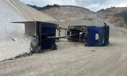 Kum boşaltırken devrildi