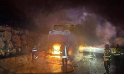 Bilecik'te seyir halindeki tır bir anda alev aldı