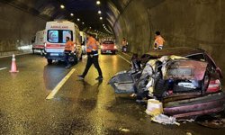 Bolu Dağı Tüneli'nde tırla çarpışan otomobil hurdaya döndü: 5 yaralı