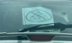 SEDAŞ vatandaşı bıktırdı! Tepkisini otomobilinin camına astığı özel tasarımlı afişle gösterdi