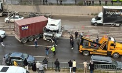 D-100'de kazaya karışan tır makaslayarak karşı şeride geçti