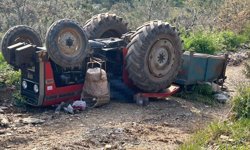 Traktör devrildi: 3 ölü