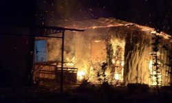 Düzce'de bir evde yangın çıktı: Alevler geceyi aydınlattı
