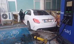 Kontrolden çıkan otomobil petrol ofisine daldı: 1 yaralı