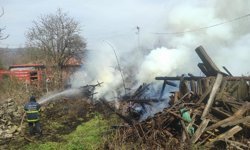 Bilecik'te araç yangını odunluğa sıçradı