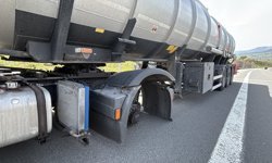 TEM'de tırdan kopan lastik kamyonun altına girdi