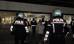 Kendini savcı olarak tanıtıp yaşlı kadının altınlarını alan 2 şüpheli yakalandı