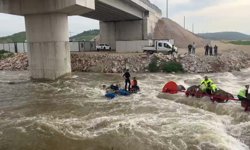 Dereyi traktörle geçmek isterken faciadan dönüldü: 10 işçi vinçle kurtarıldı