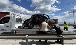 TEM’de otomobil yön levhasına saplandı: 1 kişi yaralandı