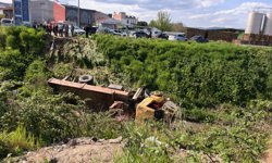 Freni patlayan vinç dereye uçtu : Sürücü öldü