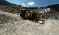 Bilecik’te taş yüklü kamyon devrildi: 2 yaralı