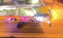 Köprü korkuluklarına çarpan otomobil hurdaya döndü: 3 yaralı