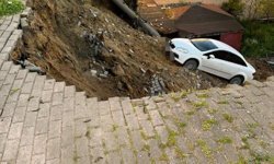 Çöken duvarla birlikte otomobil okul bahçesine düştü