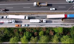 Kocaeli TEM'de 6 tır birbirine girdi: Ankara yönü trafiğe kapandı