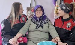 Sakarya polisinden anlamlı ziyaret: Saime teyzenin elini öpüp hediyelerini aldılar