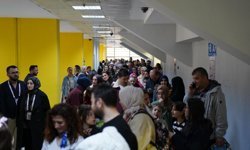 Şermin Yaşar’a yoğun ilgi: Uzun imza kuyrukları oluştu