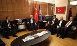 CHP lideri Özgür Özel, Engin Özkoç'la birlikte Türk-İş Genel Başkanı Atalay'ı ziyaret etti