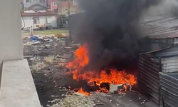 Evinin önünü çöplüğe çevirdiler; Vatandaş isyan etti