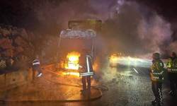 D-650'de tır yandı