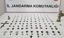 Tarihi eserleri satmak için müşteri ararken jandarmaya yakalandılar