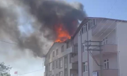 Tadilatta olan binanın çatısı alevlere teslim oldu